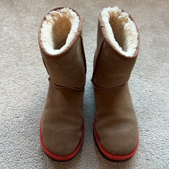 UGG RARE Classic Short US 7 with Red cable trim - Excellent Condition - Picture 4 of 16